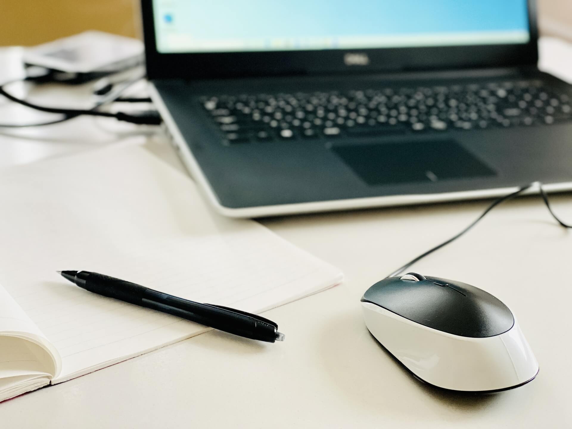 ノートPCとノートをペンとマウス（Photo AC：himawariinさん）