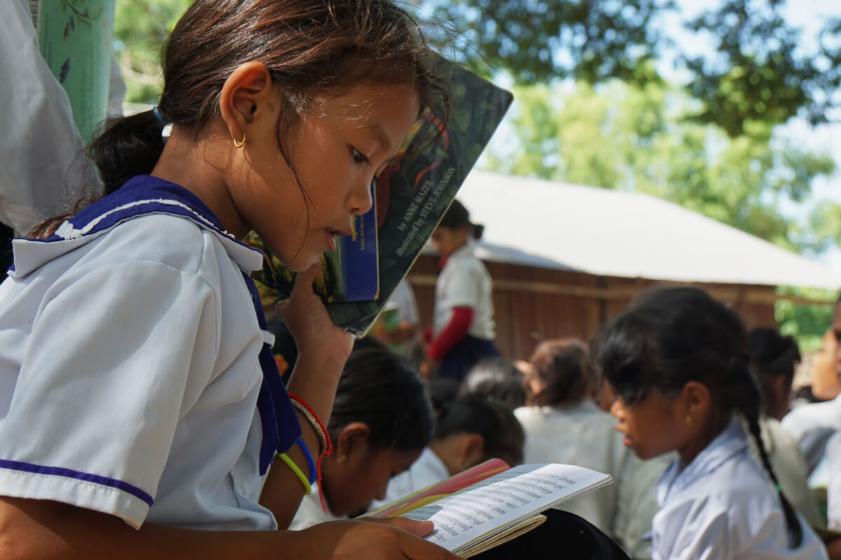 カンボジア　絵本を読む女の子